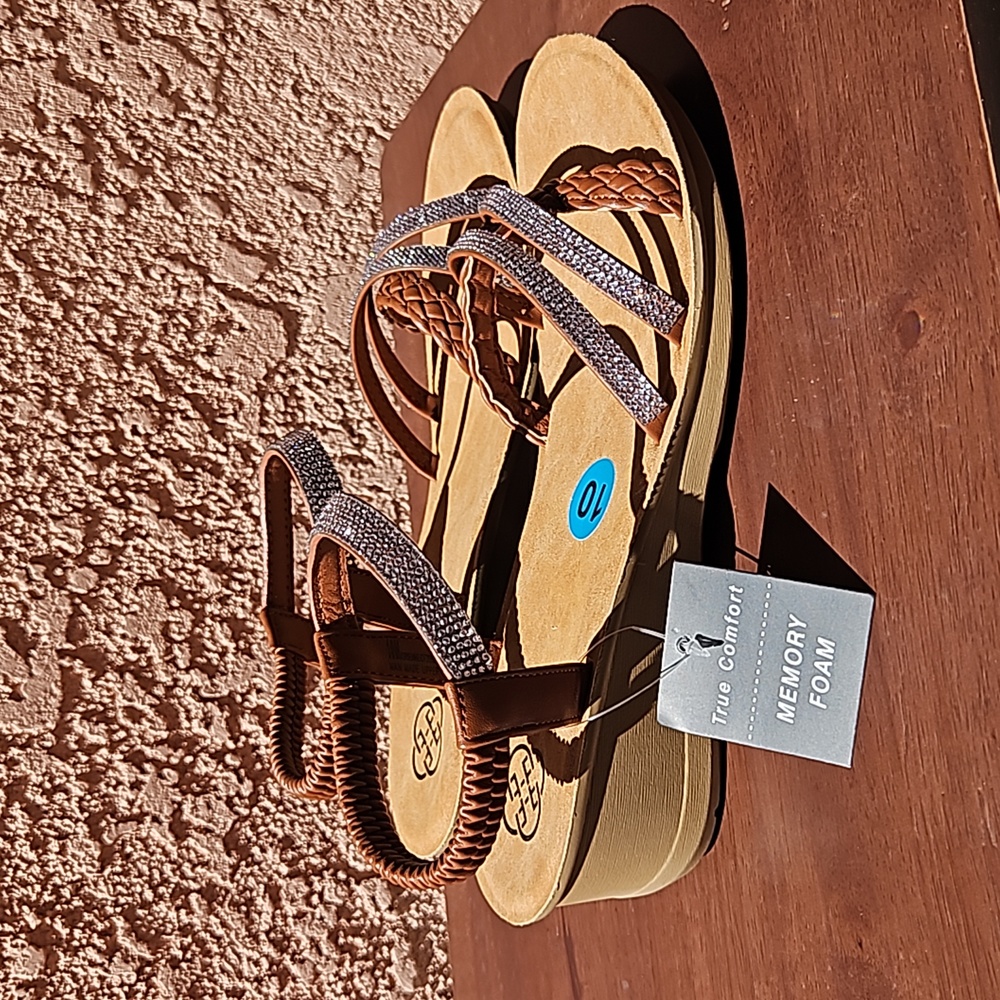 NWT- Women's Brown Sandals with Memory Foam; SO CUTE & SNAZZY! 🌟